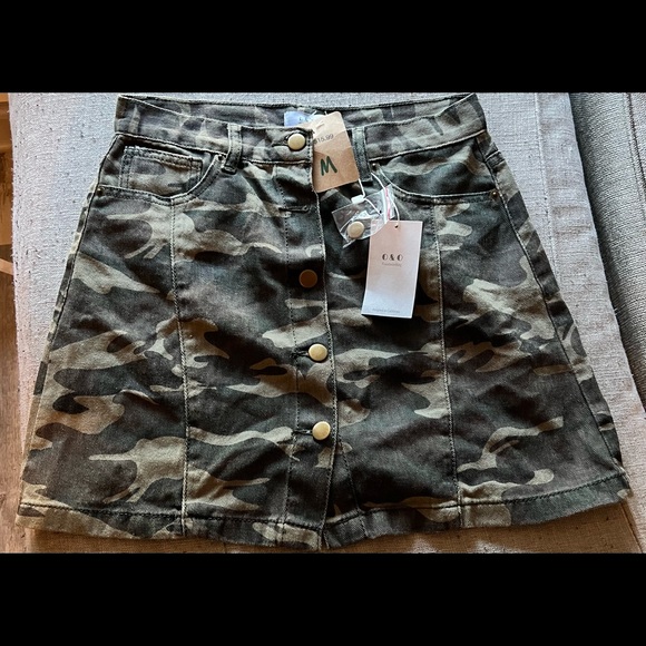 Denim camouflage mini skirt w/brass buttons down front - Picture 2 of 4
